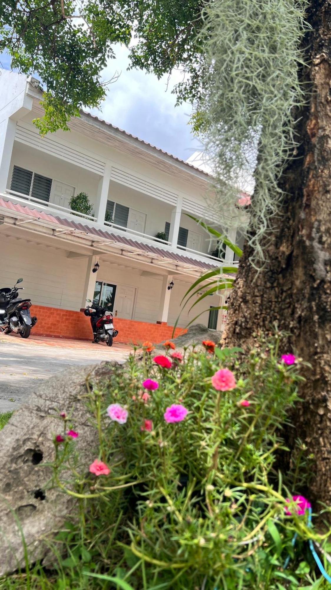 Udee Cozy Hotel Chiang Mai Exterior photo